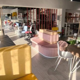 Il nostro showroom riapre le porte anche il sabato!

Sedie, tavoli e idee per fare spazio ai tuoi progetti. 🪑✨

Che tu stia cercando il tavolo ideale per la tua zona living, le sedie giuste o soluzioni per un progetto contract, vieni a toccare con mano la qualità dei nostri materiali e finiture.

📍 Dove siamo: Località Fosci, 25/B - Poggibonsi

⏰ Orario Sabato: 09:30 - 12:30 | 16:00 - 19:00

📌 Vuoi riservare un appuntamento dedicato?

Ti aspettiamo questo sabato!